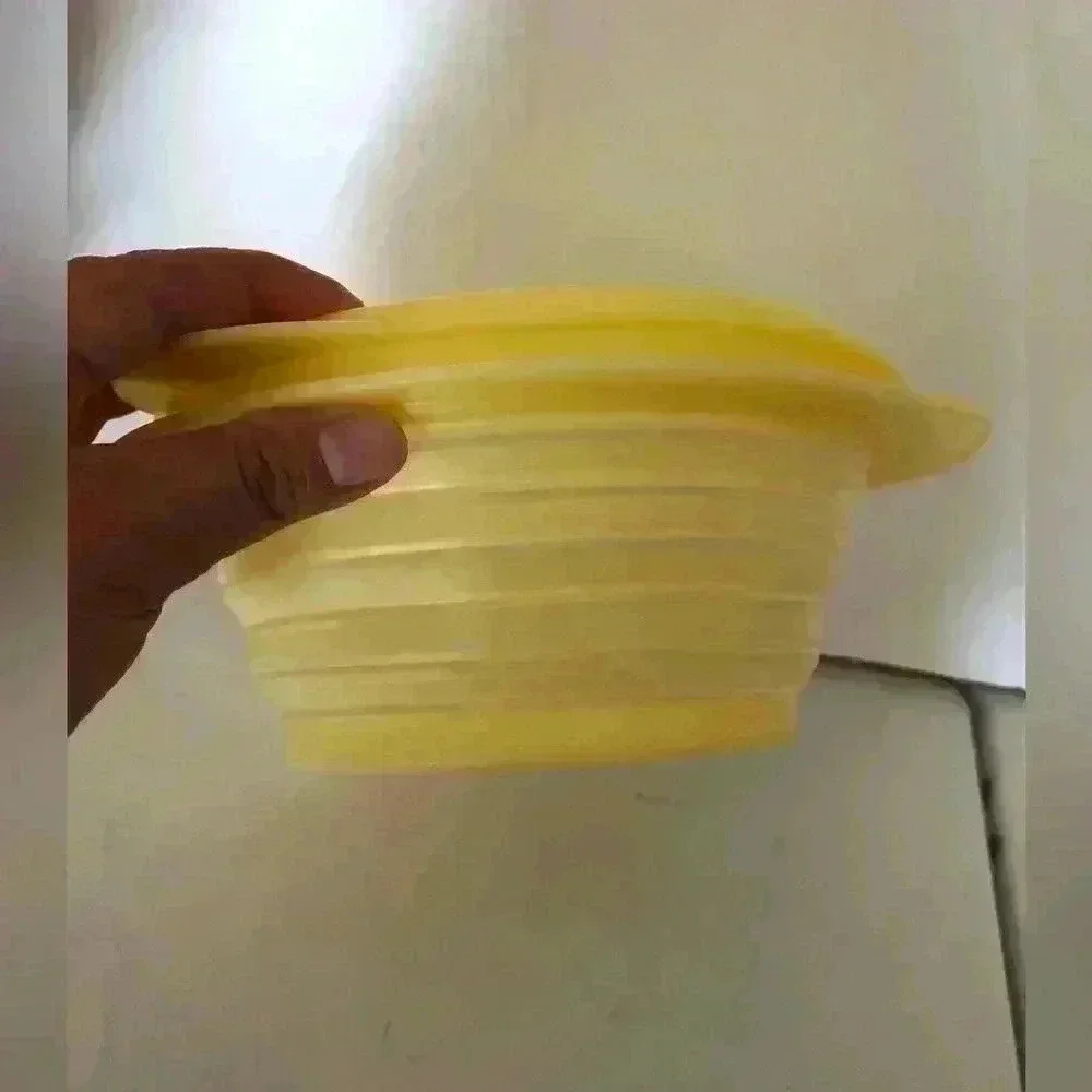 VTG TUPPERWARE YELLOW 4 CUP FLAT OUT COLLAPSIBLE BOWL WITH LID